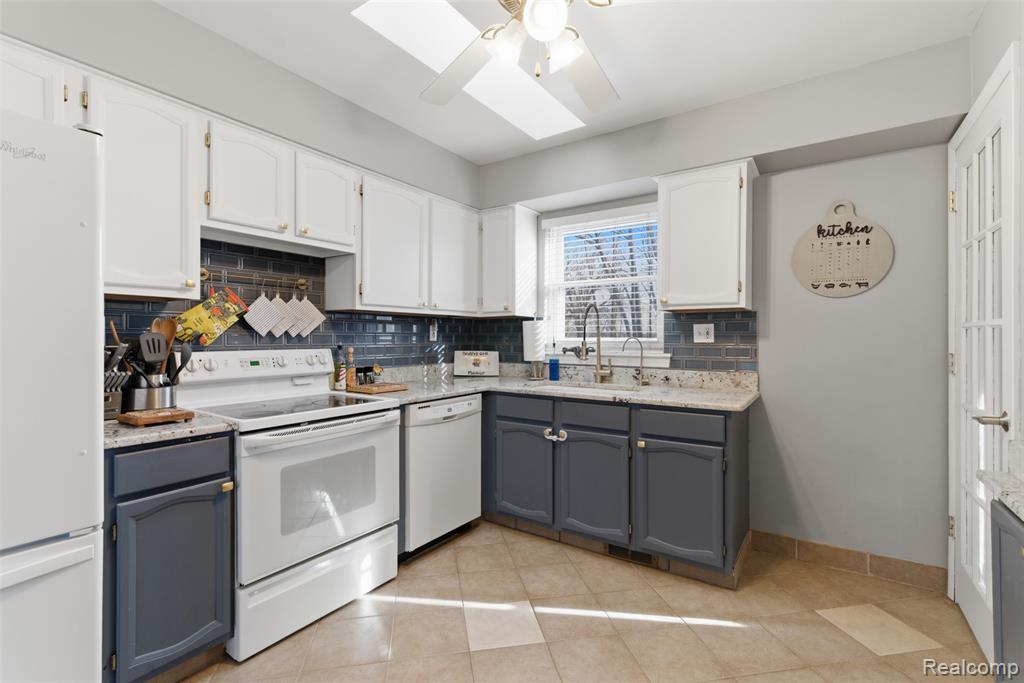 4051 Lake Front Street, Waterford, MI 48328 — Photo 12