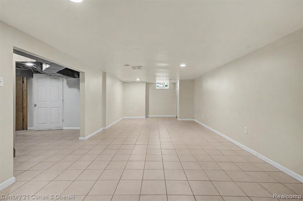 8212 GLENGARY Street, Dearborn Heights, MI 48127 — Photo 12