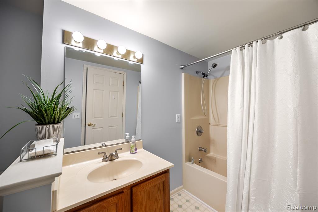 4933 OAK HILL Drive, Waterford, MI 48329 — Photo 22