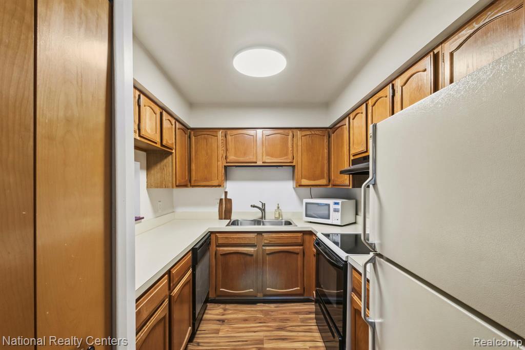924 Saybrook Drive, Waterford, MI 48327 — Photo 12
