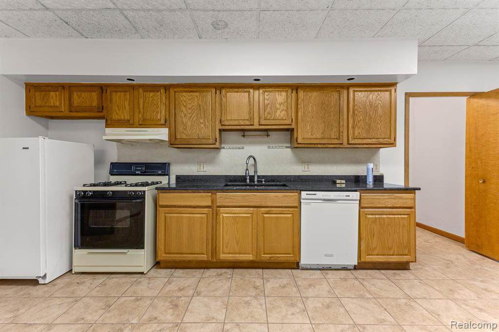 4 LEMINGTON, Dearborn, MI 48126 — Photo 40