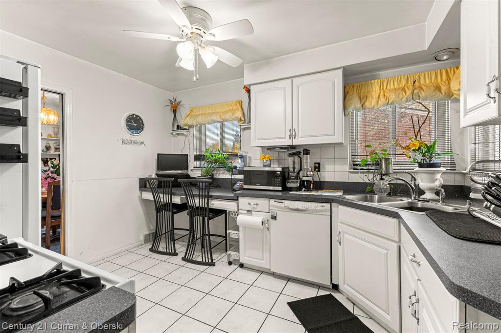 22151 Whitmore Street, Oak Park, MI 48237 — Photo 12
