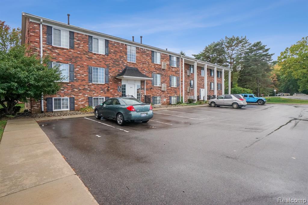 515 W Highland Road, 1, Howell, MI 48843 — Photo 2
