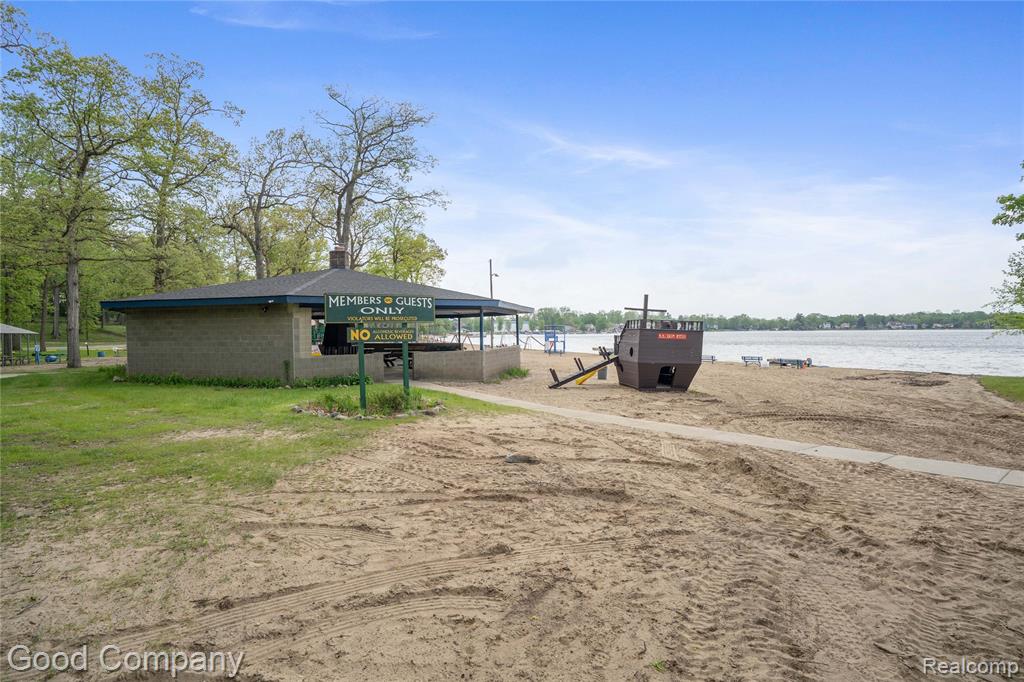 312 Dover Road, Waterford, MI 48328 — Photo 22