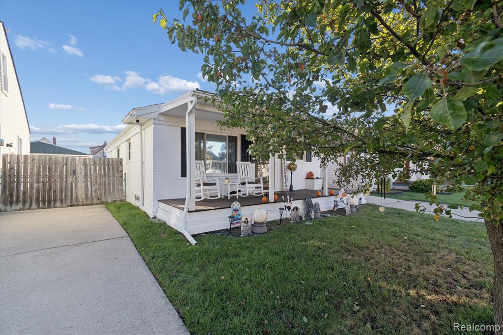 901 Cora Street, Wyandotte, MI 48192 — Photo 2
