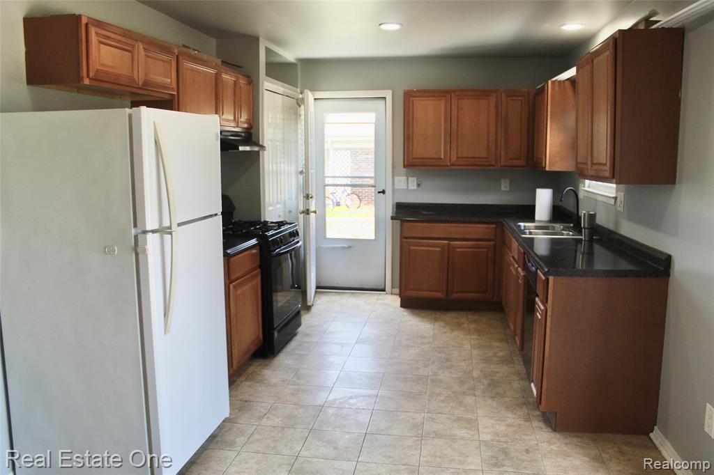 4549 Benjamin Drive, Sterling Heights, MI 48310 — Photo 3