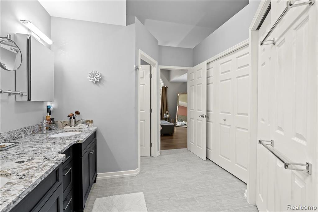 657 WOODSIDE Drive, Milford, MI 48381 — Photo 22