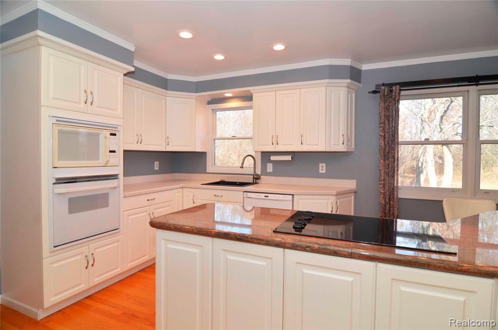 8152 Fairfield Circle, Springfield, MI — Photo 11