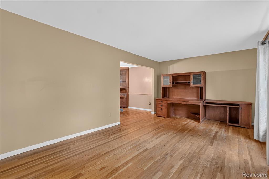 2356 Pineview Court, Flushing, MI 48433 — Photo 9