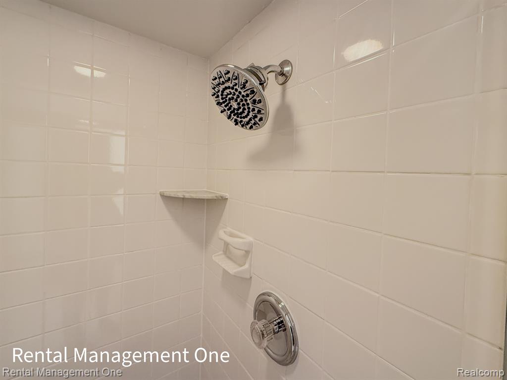 5604 HAYMEADOW Drive, West Bloomfield, MI — Photo 16