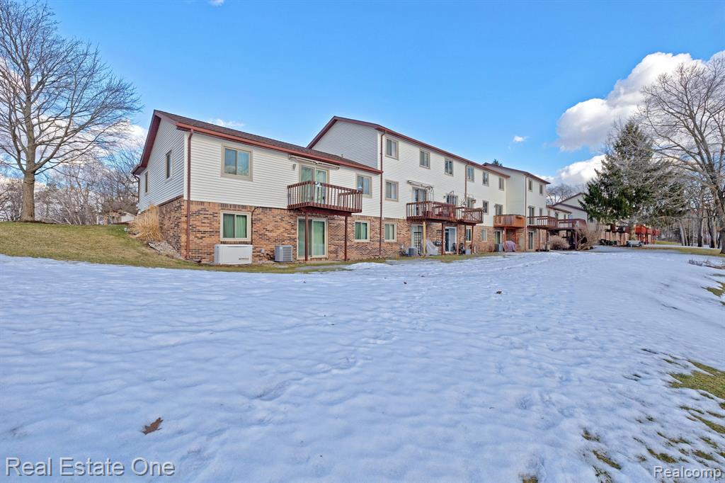 9045 E BLUEWATER Drive, Clarkston, MI 48348 — Photo 45