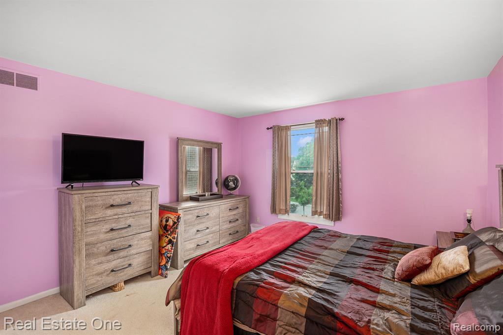 7476 Colchester Lane, West Bloomfield, MI — Photo 20