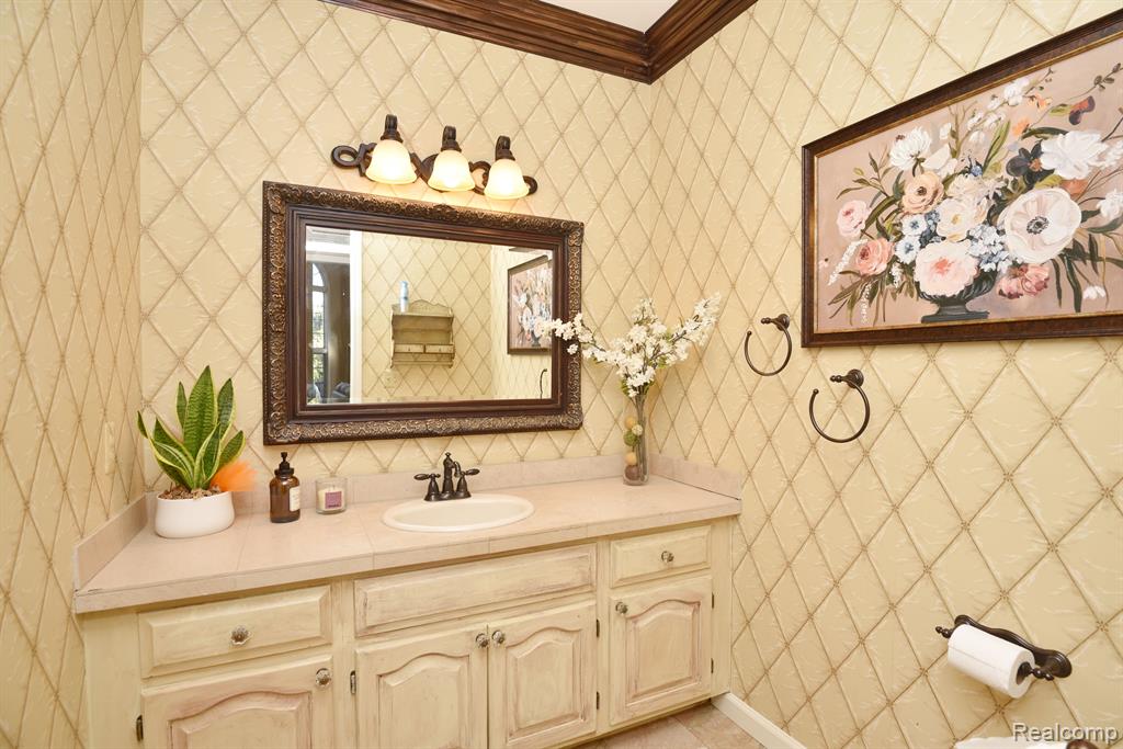 5687 GREENHILL Drive, Troy, MI 48098 — Photo 21