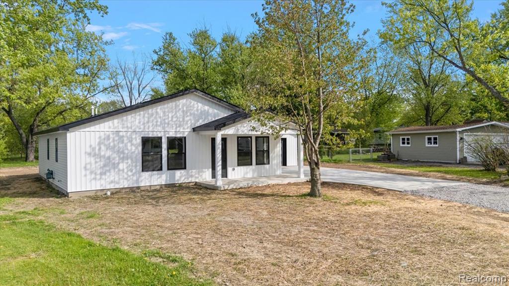 6165 Woodsdale Drive, Grand Blanc, MI 48439 — Photo 46