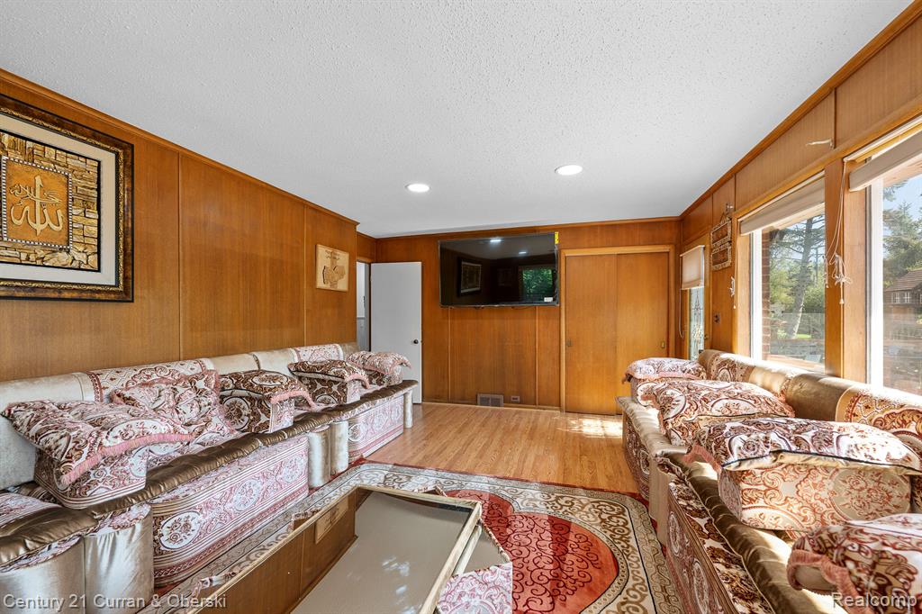 730 WOODCREST Drive, Dearborn, MI 48124 — Photo 19