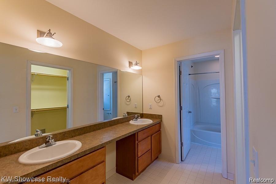 6600 Trillium Village Lane, 17, Clarkston, MI — Photo 12