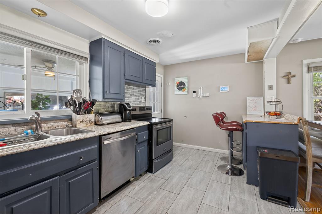 28025 Sunset Boulevard W, Lathrup Village, MI 48076 — Photo 11