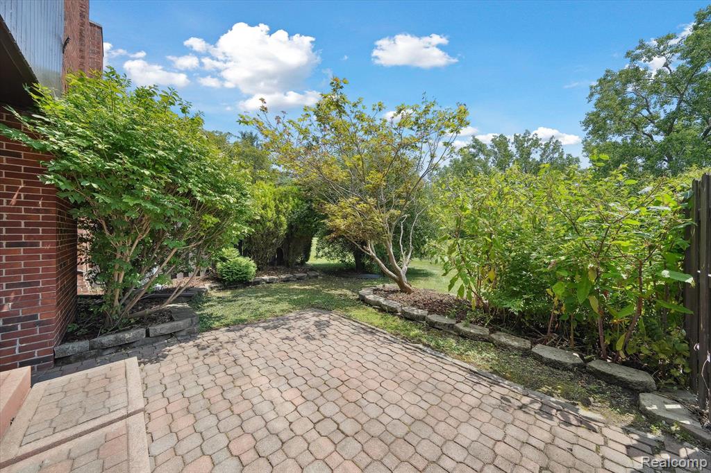 3074 LINDENWOOD Drive, Dearborn, MI 48120 — Photo 22