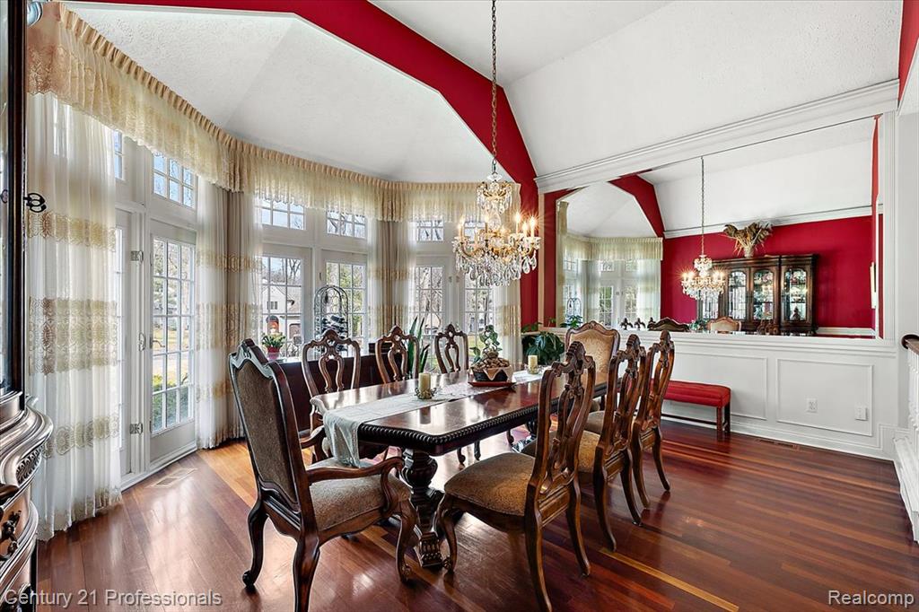 Dining Room - Dramatic Wall Of Windows