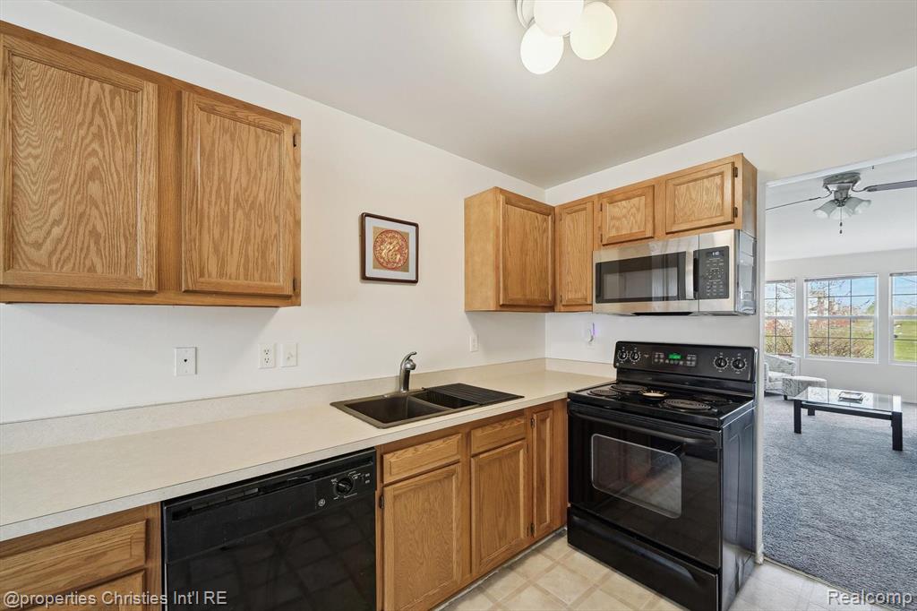 623 LEWA DOWNS Drive, Pontiac, MI 48341 — Photo 7