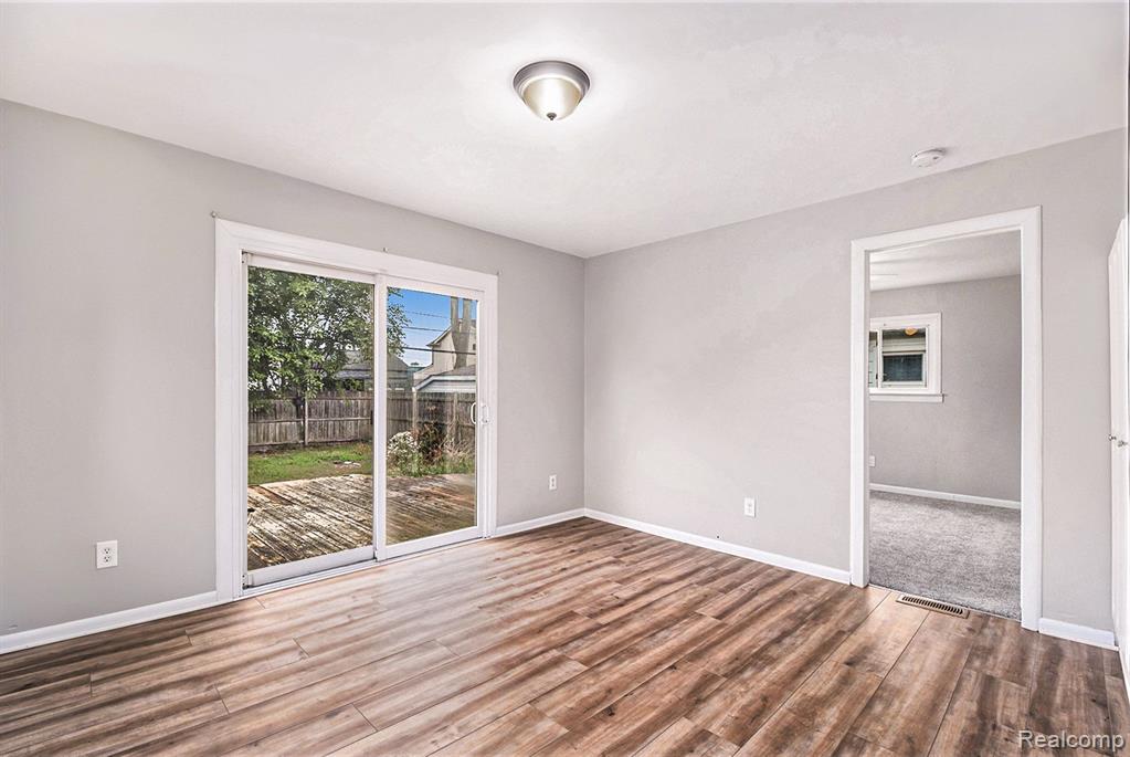 953 E BRICKLEY Avenue, Hazel Park, MI 48030 — Photo 4