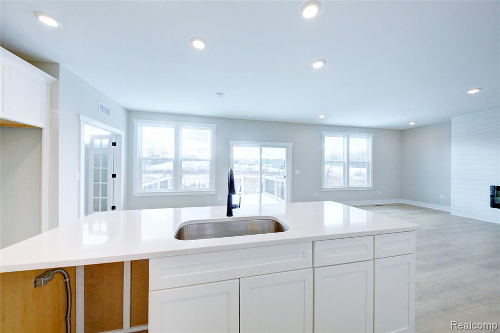 676 ROUND ROCK DR, Howell, MI 48843 — Photo 9