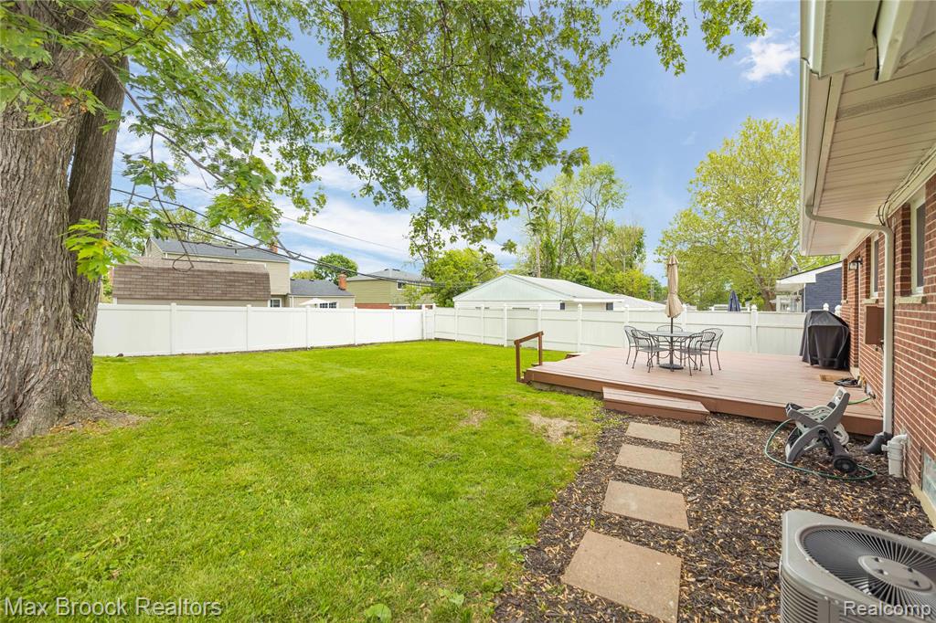 828 W Baker Avenue, Clawson, MI — Photo 40