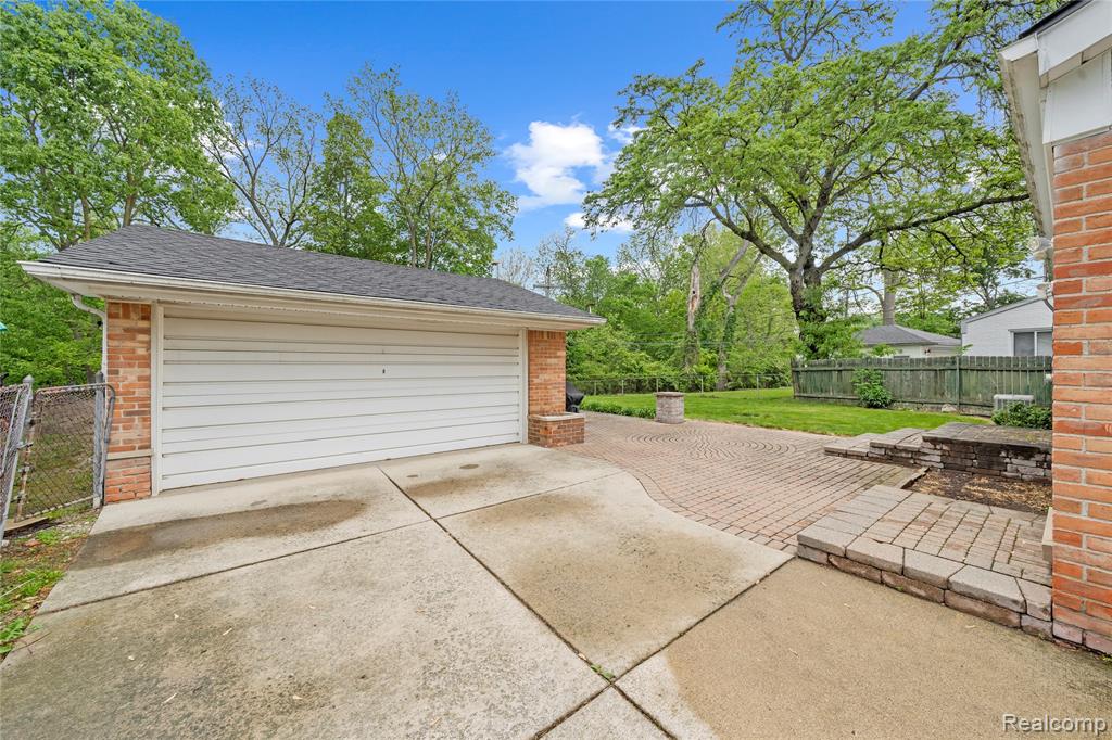 26916 Rouge River Drive, Dearborn Heights, MI 48127 — Photo 40