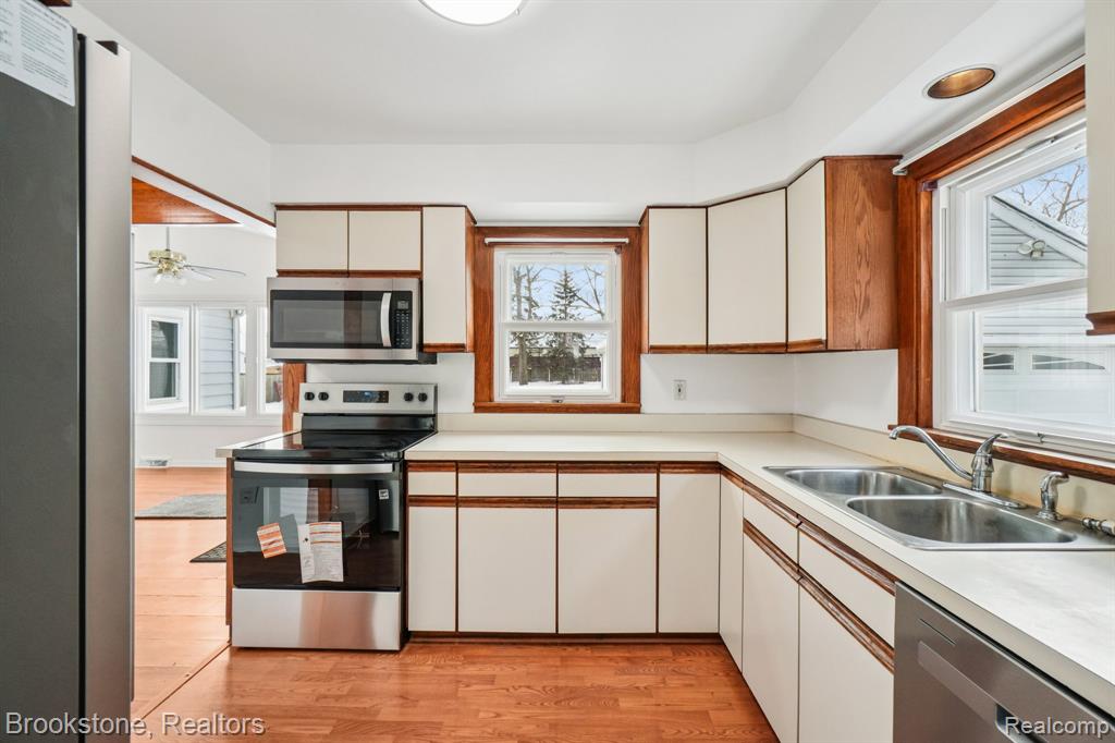 5729 Graves Street, Waterford, MI 48327 — Photo 11