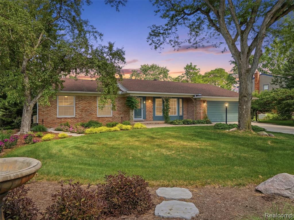 31526 Sunset Drive, Beverly Hills, MI 48025