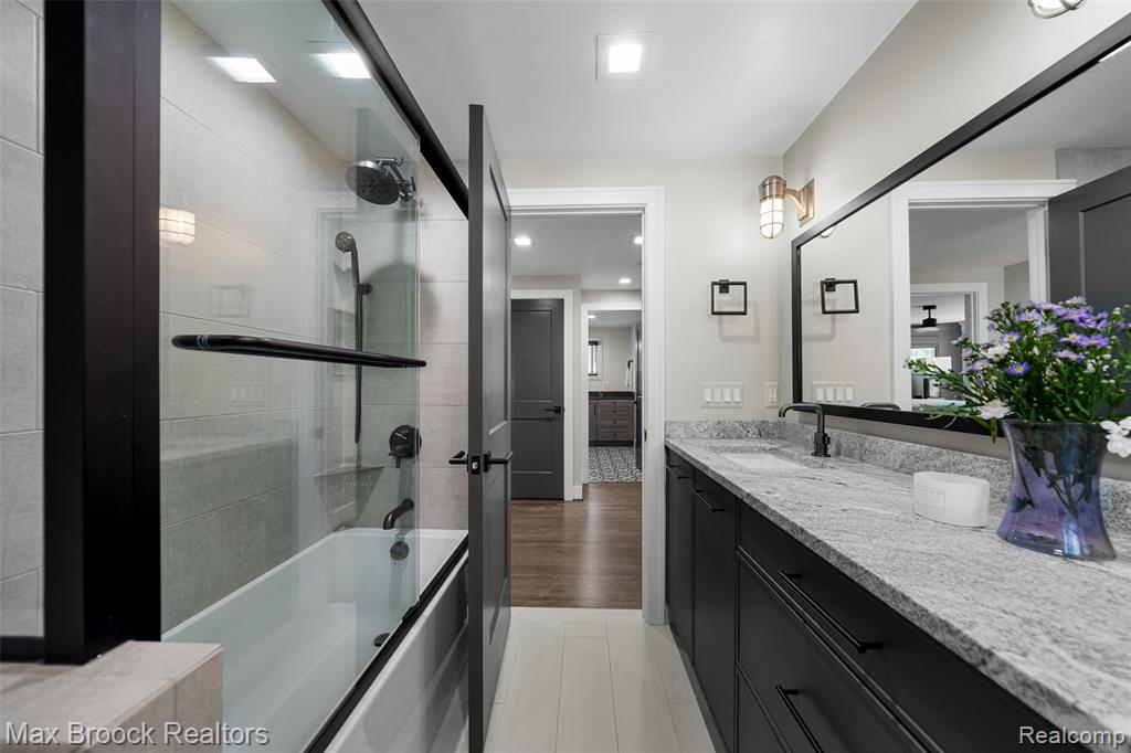 6907 W Knollwood Circle, West Bloomfield, MI — Photo 32