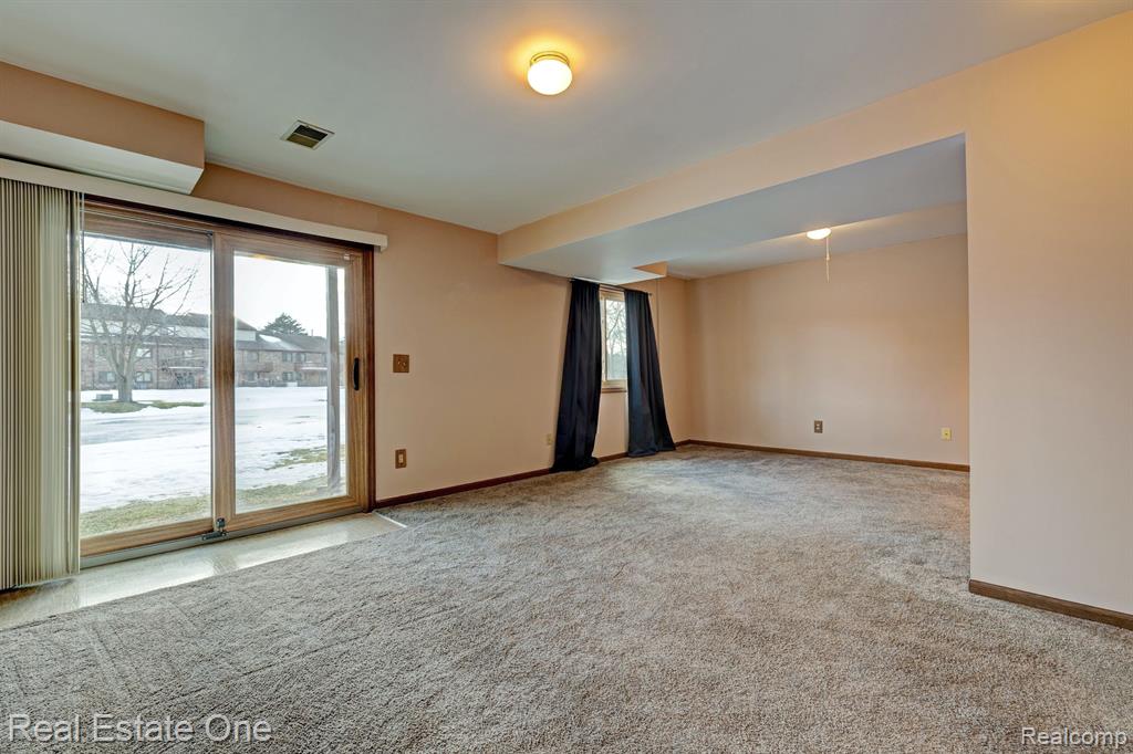9045 E BLUEWATER Drive, Clarkston, MI 48348 — Photo 23