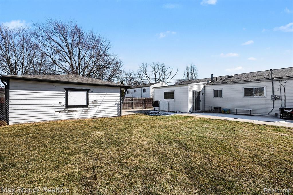 8451 Doncaster Drive, Sterling Heights, MI 48312 — Photo 24
