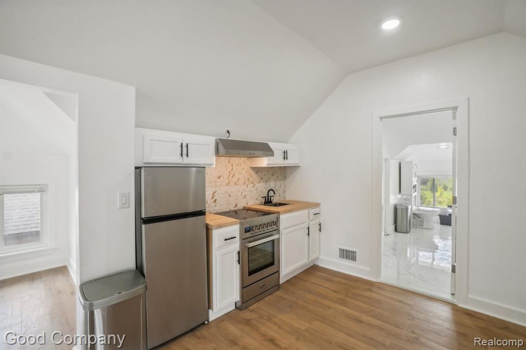 1645 CADILLAC Boulevard, Detroit, MI 48214 — Photo 32