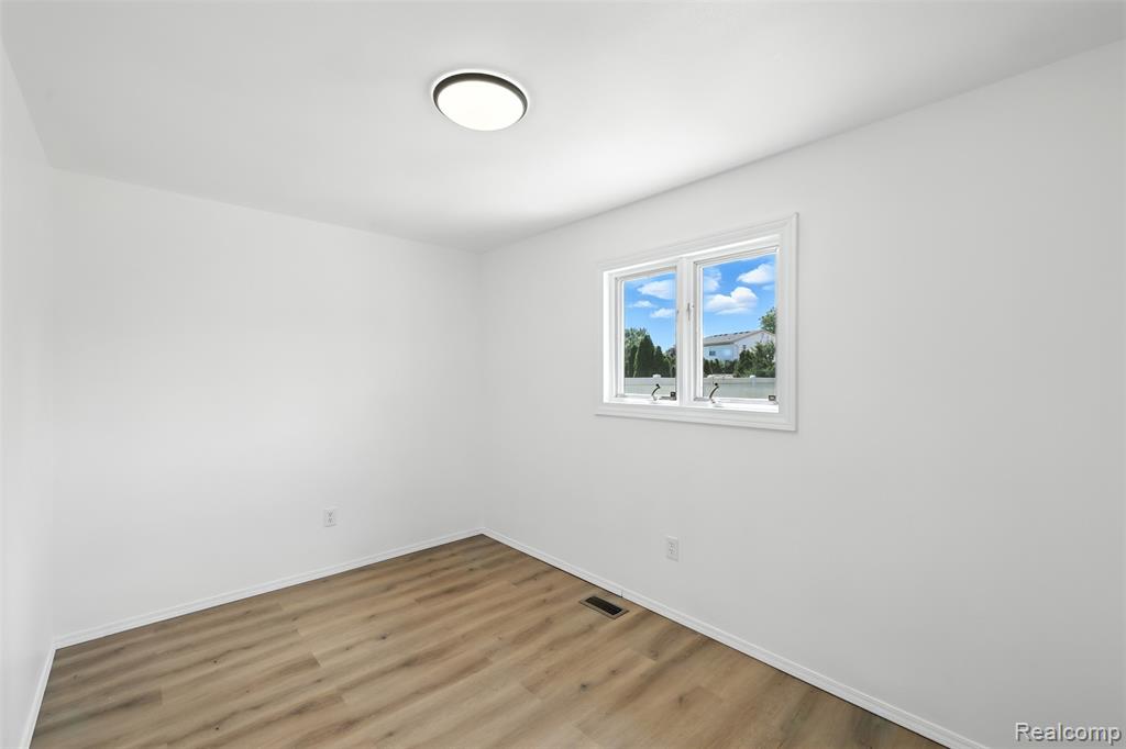 27216 Roney Avenue, Brownstown, MI 48183 — Photo 12