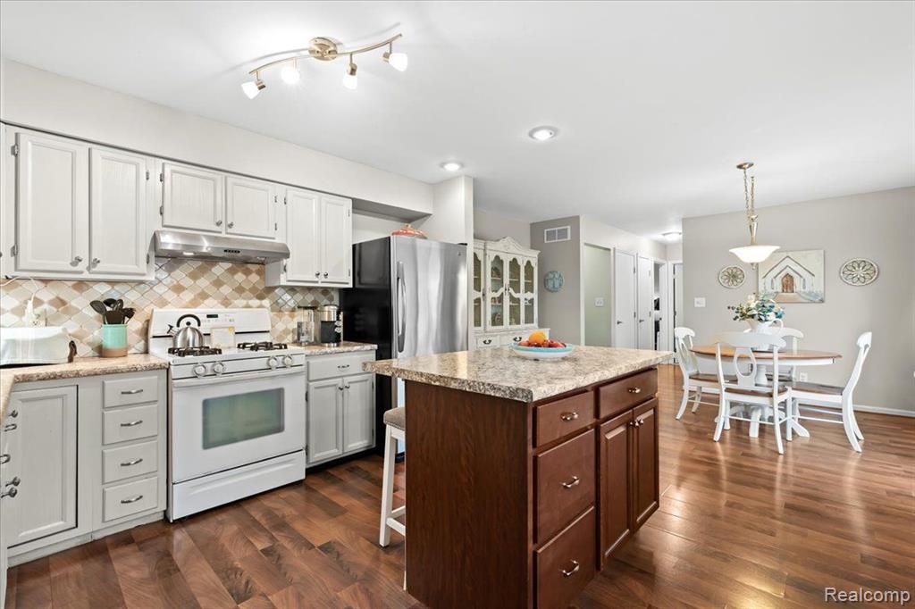 80 GROVELAND Drive, Howell, MI 48843 — Photo 11