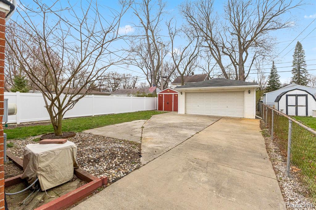 4928 RAYMOND Avenue, Dearborn Heights, MI 48125 — Photo 29