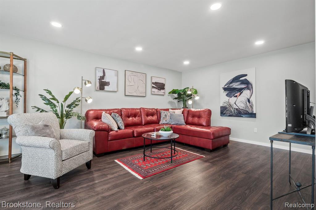 658 E FOX HILLS Drive, Bloomfield Hills, MI 48304 — Photo 12