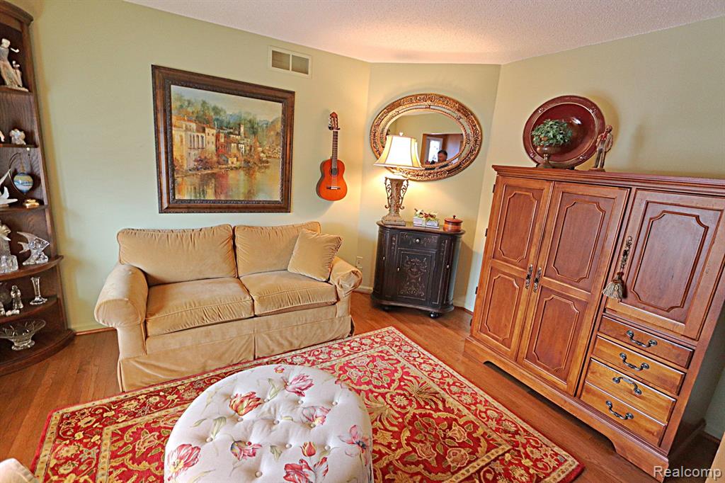 35053 KNOLLWOOD Lane, Farmington Hills, MI 48335 — Photo 25