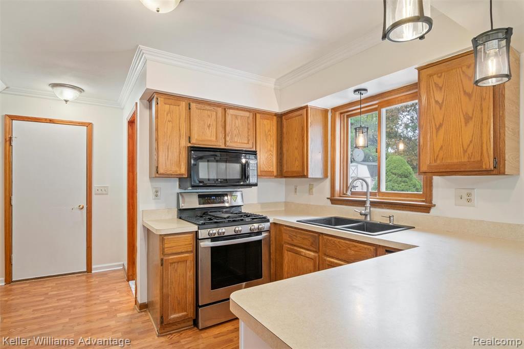 60422 Lamplighter Drive, New Hudson, MI 48165 — Photo 11