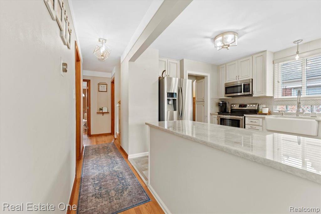 9671 STERLING Avenue, Allen Park, MI 48101 — Photo 11