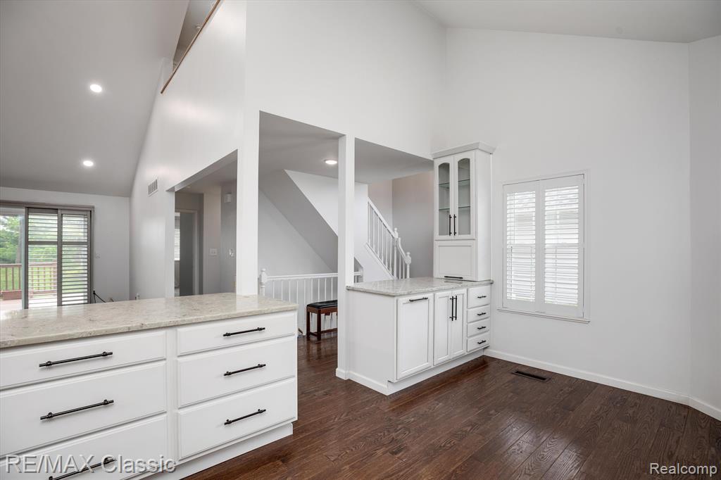 916 VILLAGE Way, South Lyon, MI 48178 — Photo 13