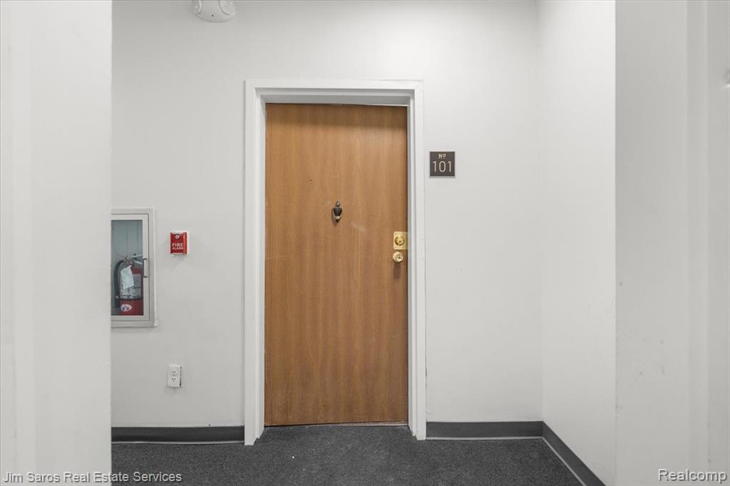 590 Parkview #101 Drive, Detroit, MI 48214 — Photo 4
