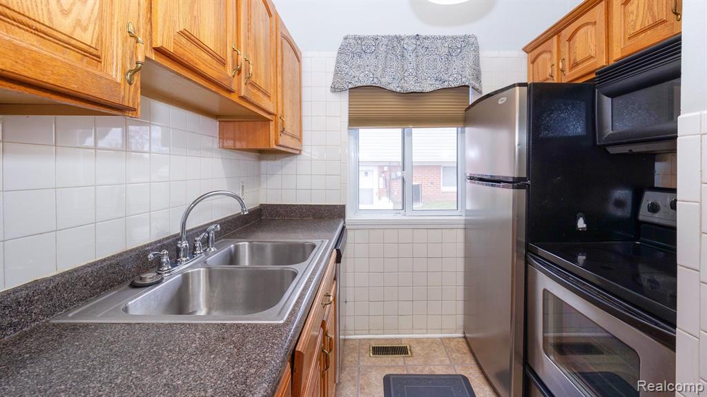 8127 BRISTOL Street, Westland, MI — Photo 12
