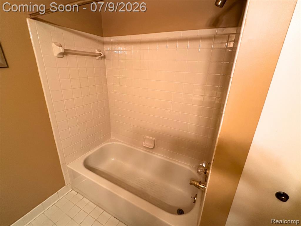 6669 Maple Lakes Drive, West Bloomfield, MI — Photo 9