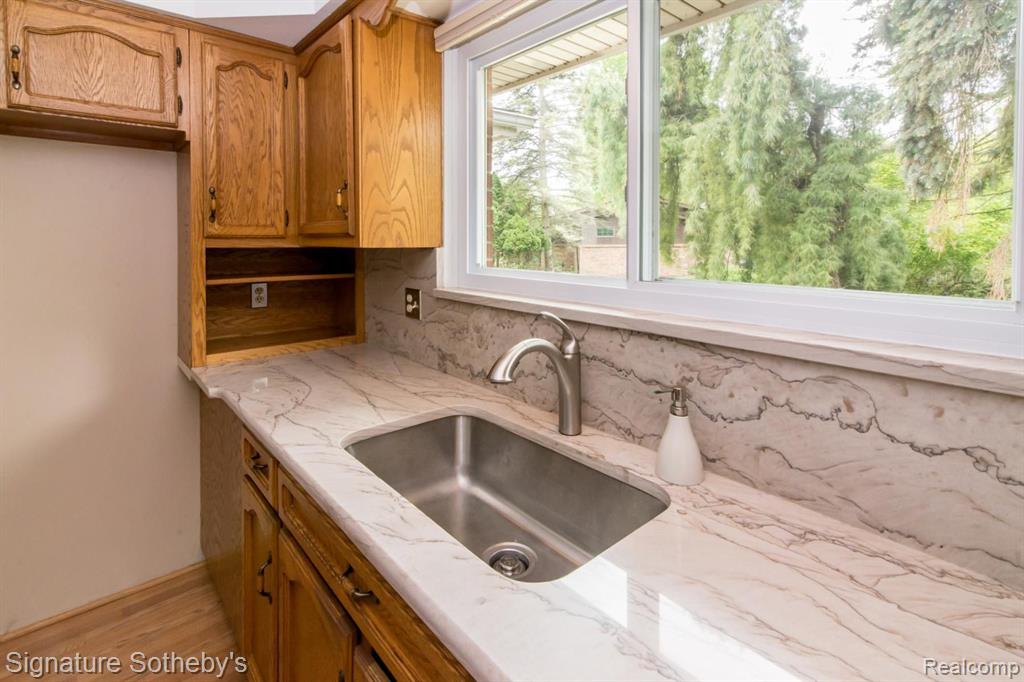 6279 WALKER Court, Troy, MI 48085 — Photo 12