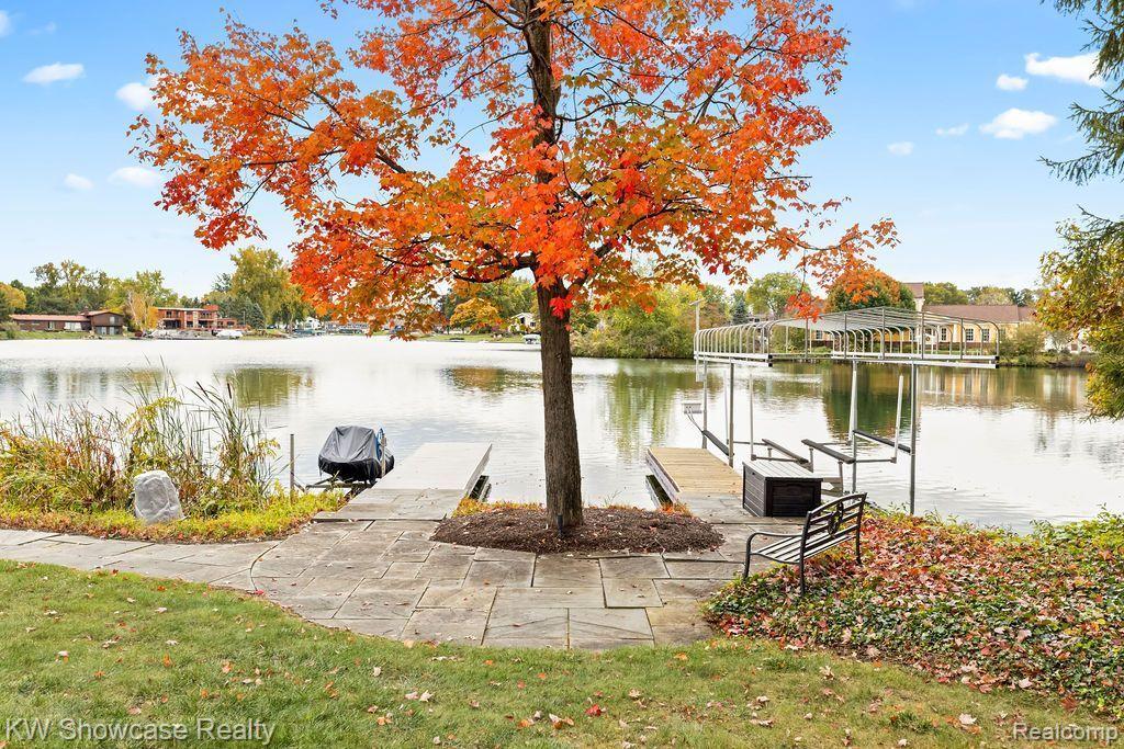 5028 OAKWOOD COURT, Commerce Twp, MI 48382 — Photo 4