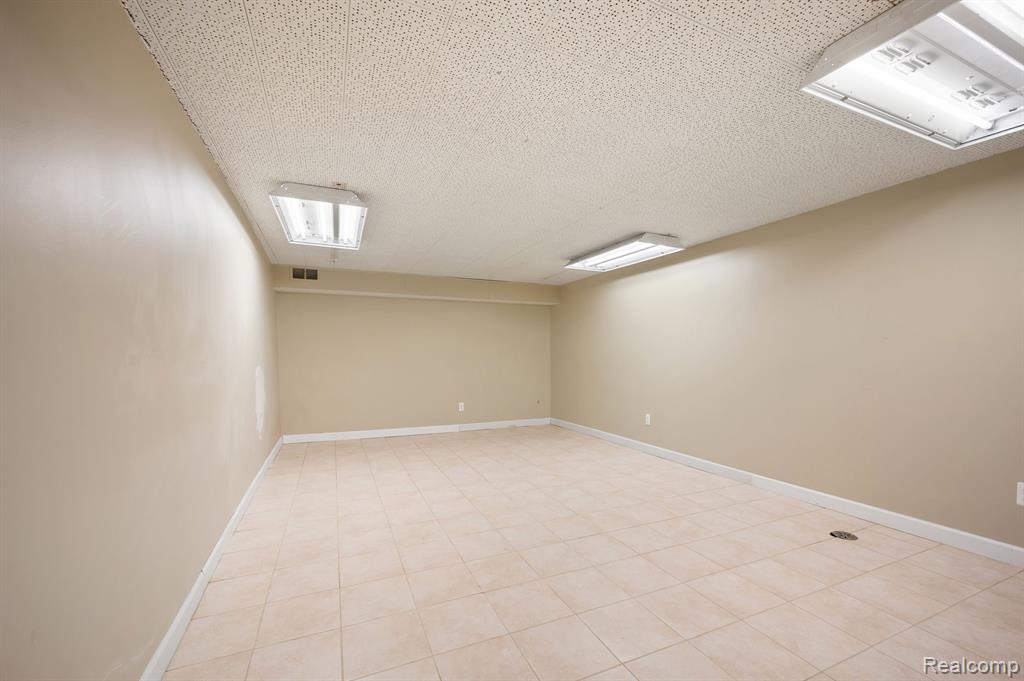 1050 W HURON Street, Waterford, MI 48328 — Photo 12