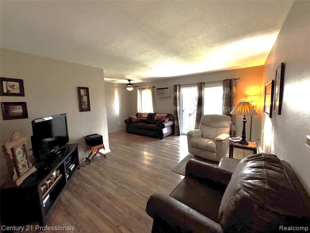 8203 Huntington Street, 15, Westland, MI — Photo 5