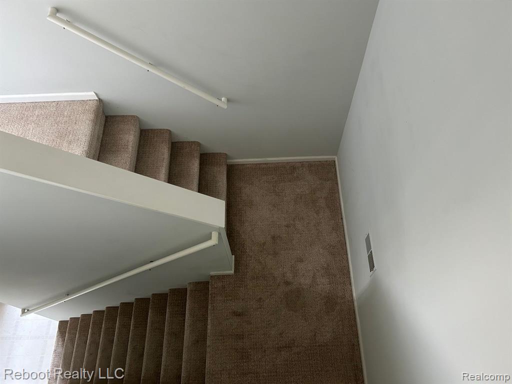 7019 MAGNOLIA Lane, Waterford, MI 48327 — Photo 2